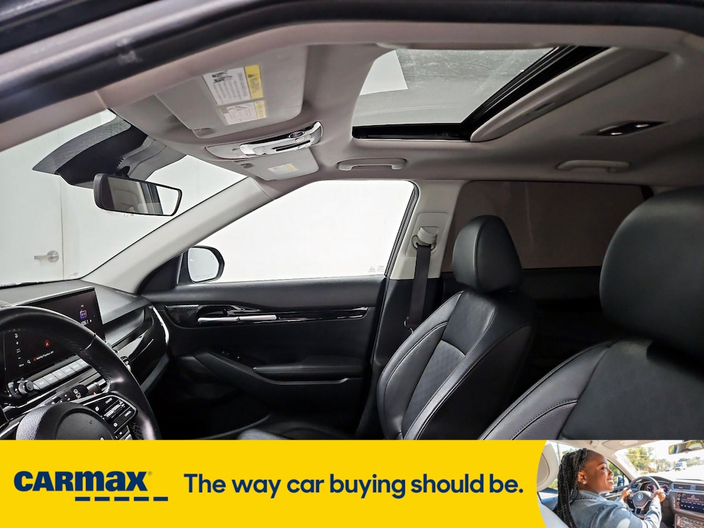 Vehicle image 21 of 30