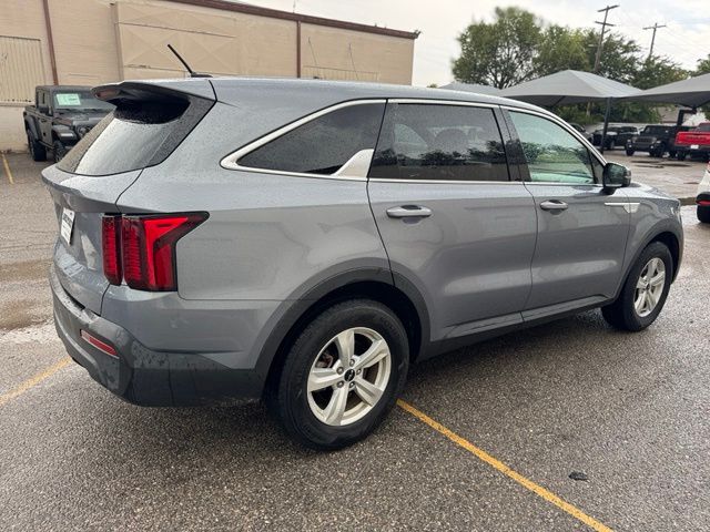 2023 Kia Sorento LX Image 3 of 17