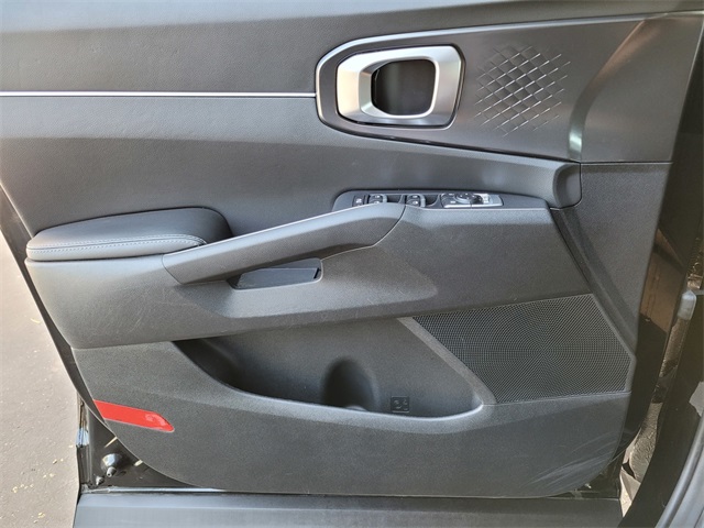 Vehicle image 21 of 27
