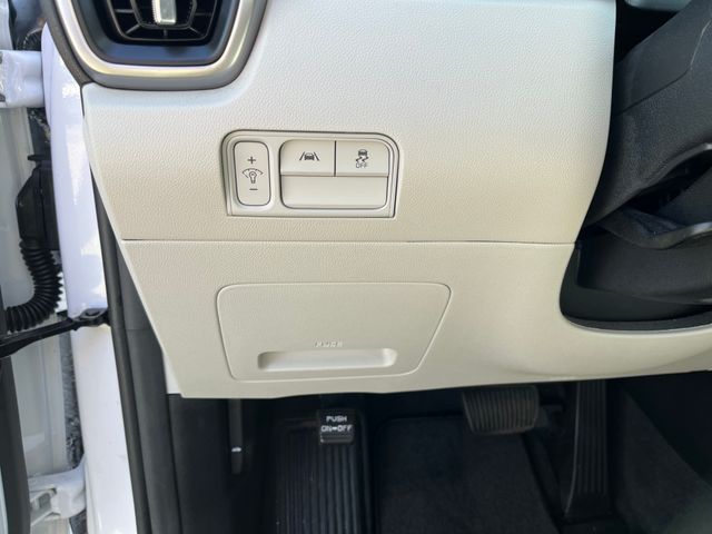 Vehicle image 24 of 32