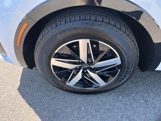 Vehicle image 10 of 32