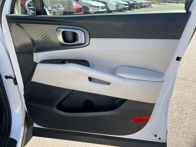 Vehicle image 21 of 32