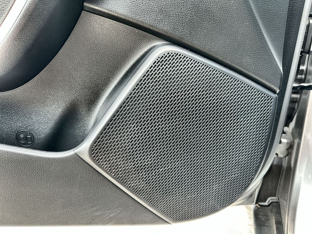 Vehicle image 23 of 34