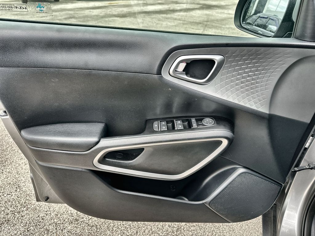 Vehicle image 21 of 34
