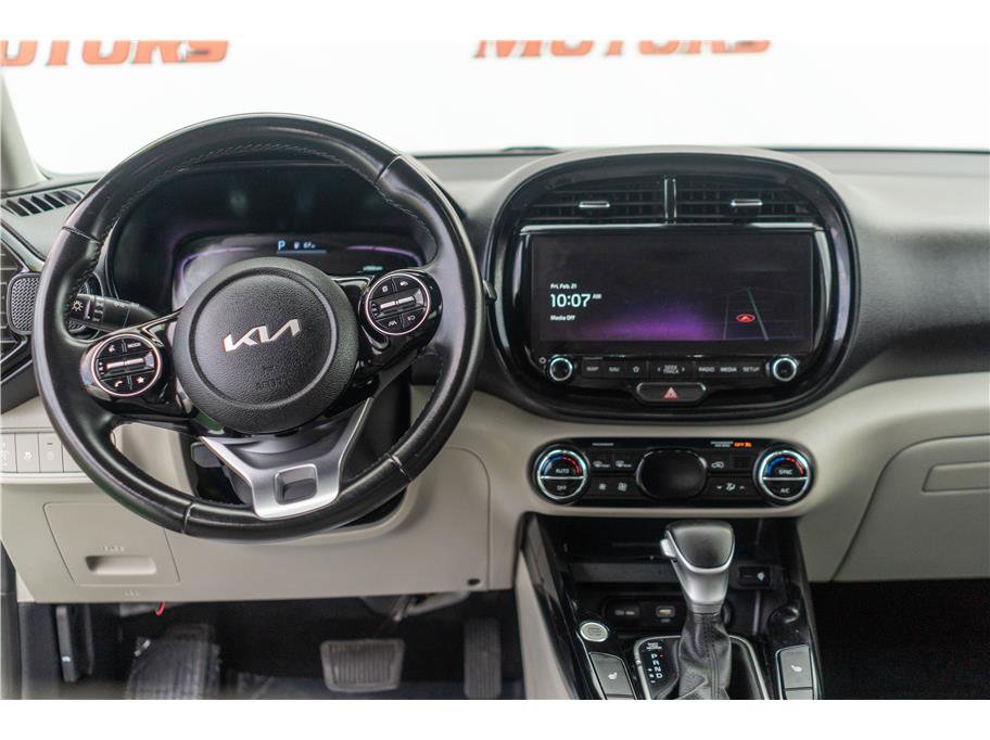 Vehicle image 33 of 40