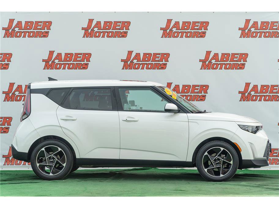 Vehicle image 4 of 40
