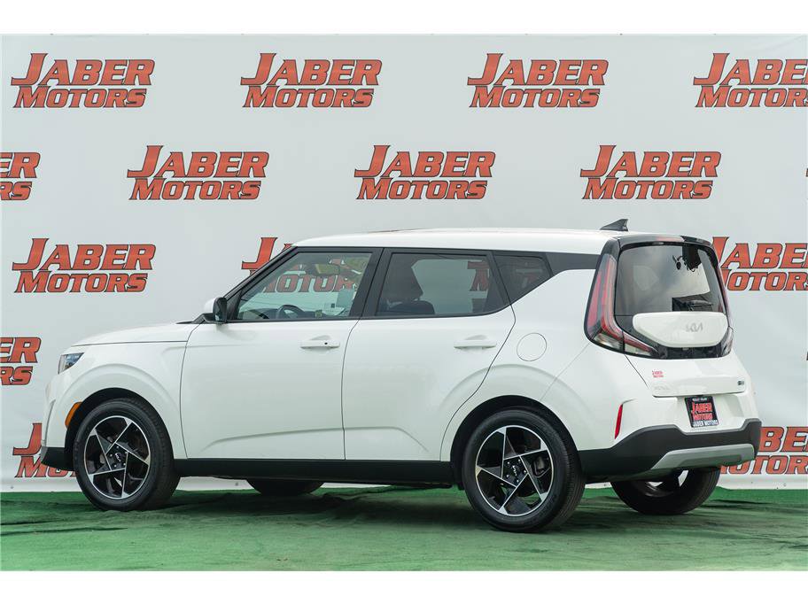 Vehicle image 5 of 40
