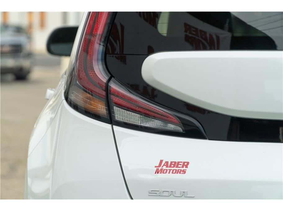 Vehicle image 19 of 40