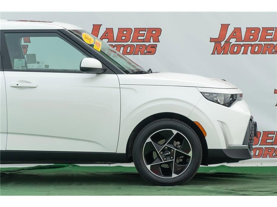 Vehicle image 6 of 40