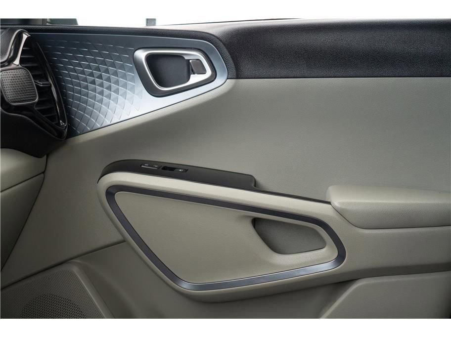 Vehicle image 21 of 40