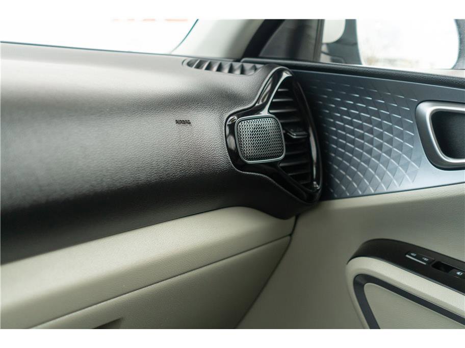 Vehicle image 18 of 40