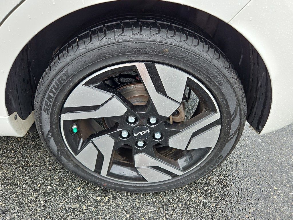 Vehicle image 33 of 34
