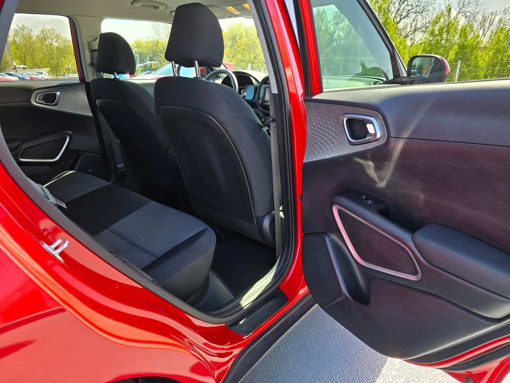 Vehicle image 17 of 33