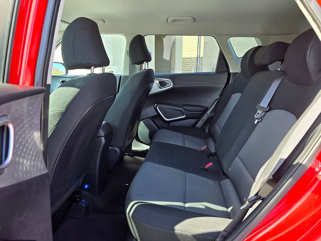 Vehicle image 23 of 33