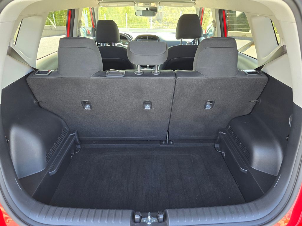 Vehicle image 21 of 33