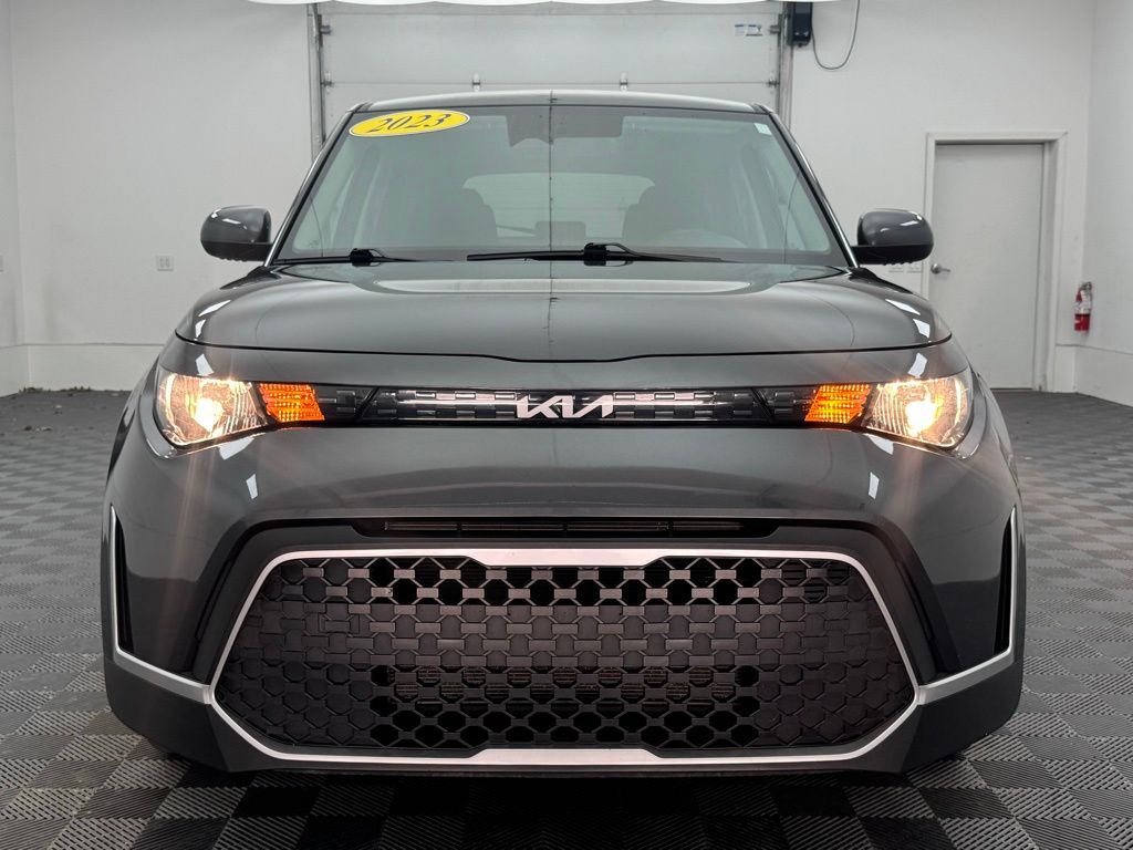 2023 Kia Soul LX Image 2 of 35