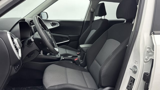 2023 Kia Soul LX Image 7 of 32