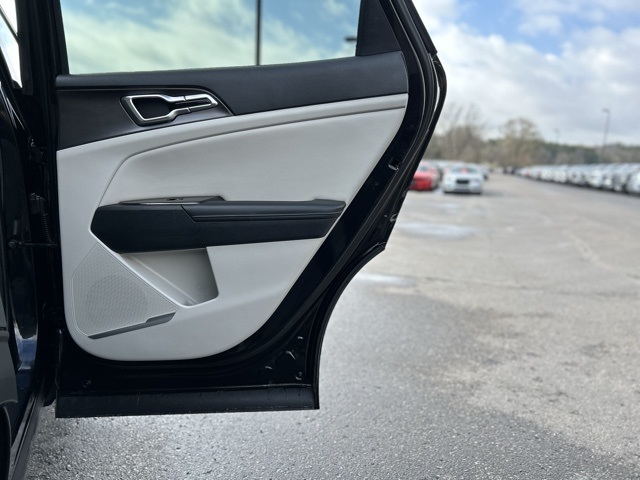 Vehicle image 32 of 48