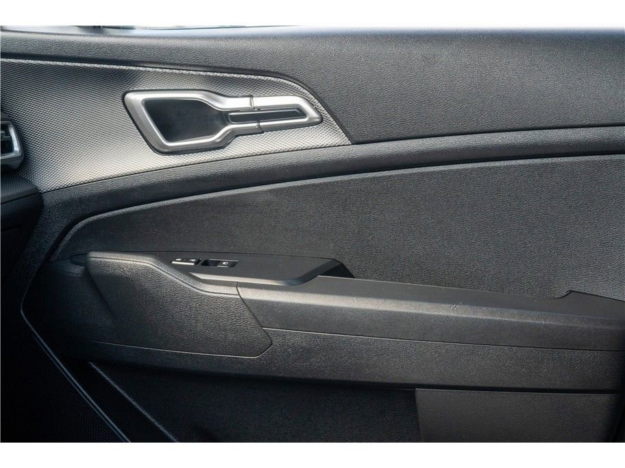Vehicle image 23 of 43