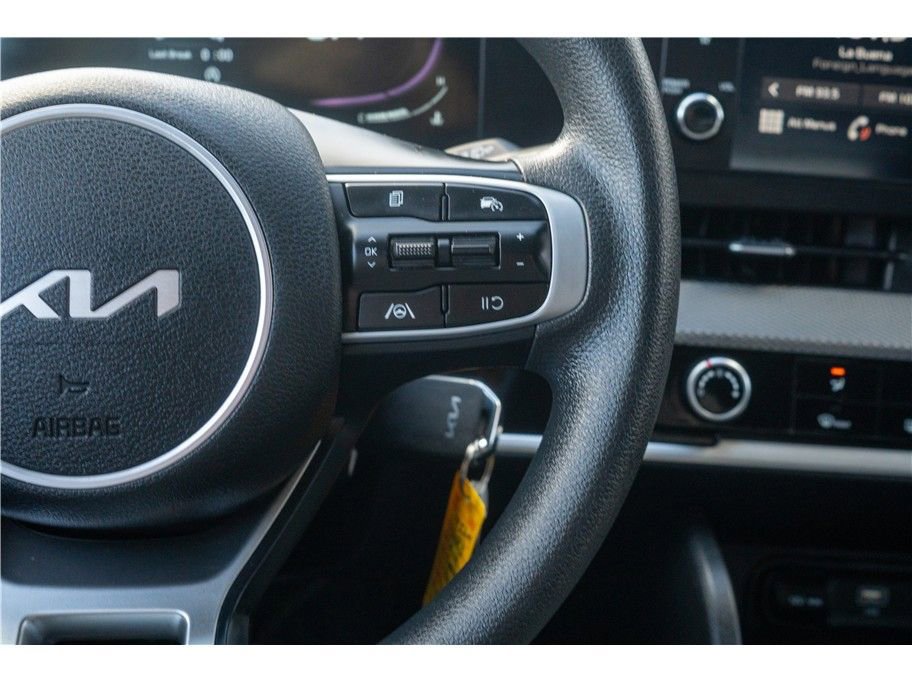 Vehicle image 27 of 43