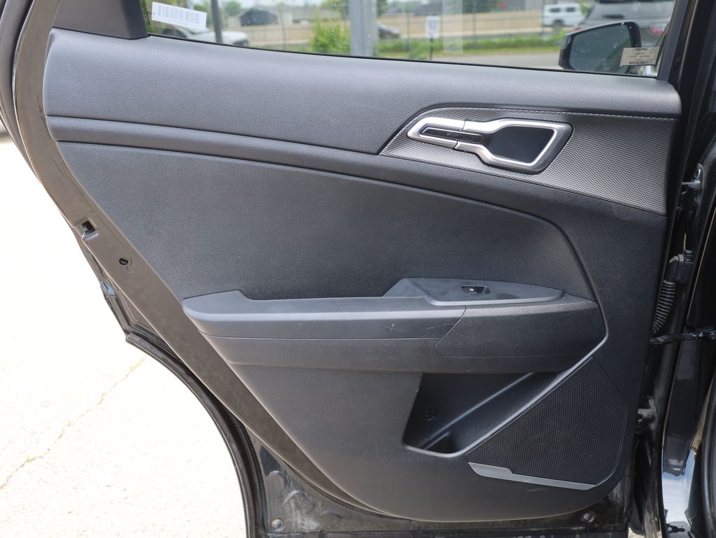 Vehicle image 27 of 39