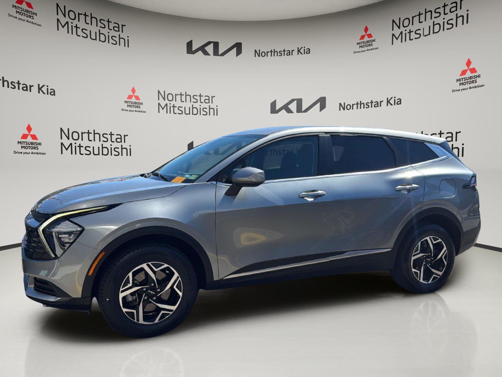 2023 Kia Sportage LX Image 2 of 30