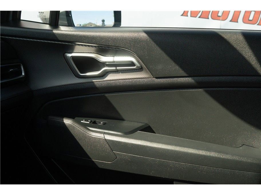 Vehicle image 16 of 41