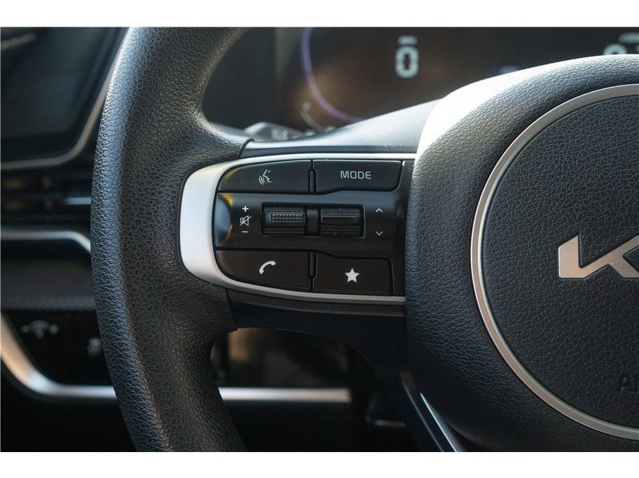 Vehicle image 33 of 41