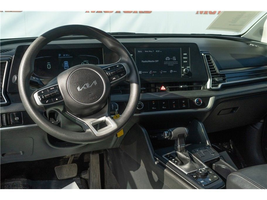 Vehicle image 25 of 41