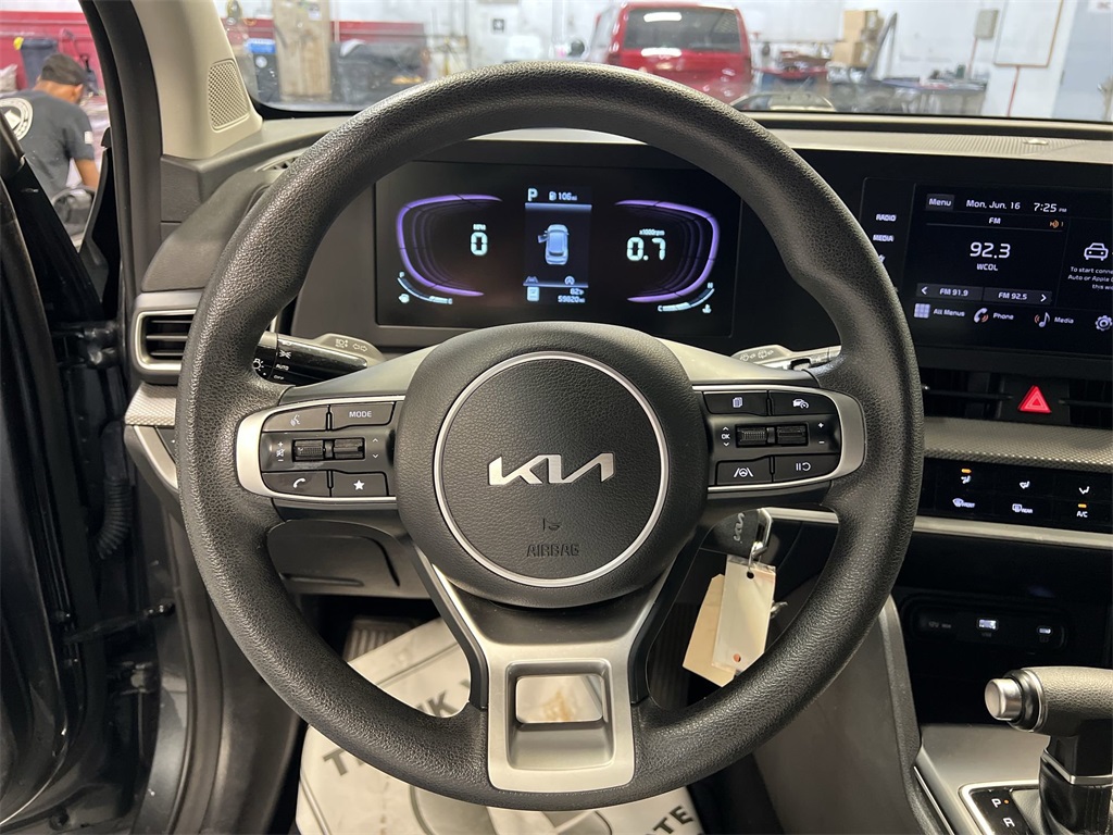 Vehicle image 27 of 30