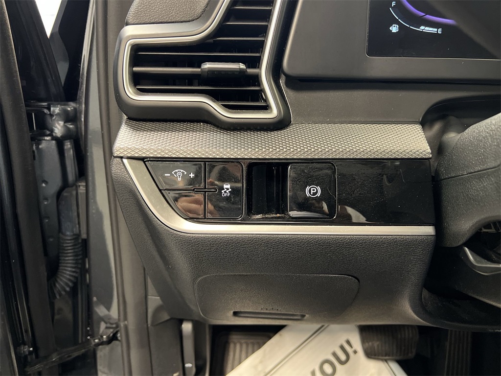 Vehicle image 28 of 30