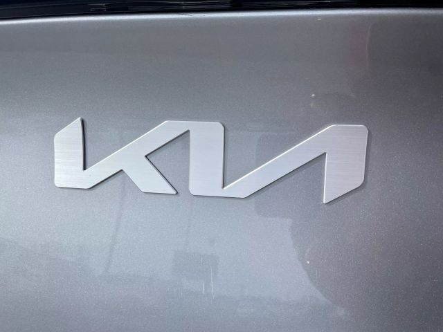 Vehicle image 21 of 25