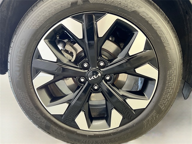 Vehicle image 33 of 43