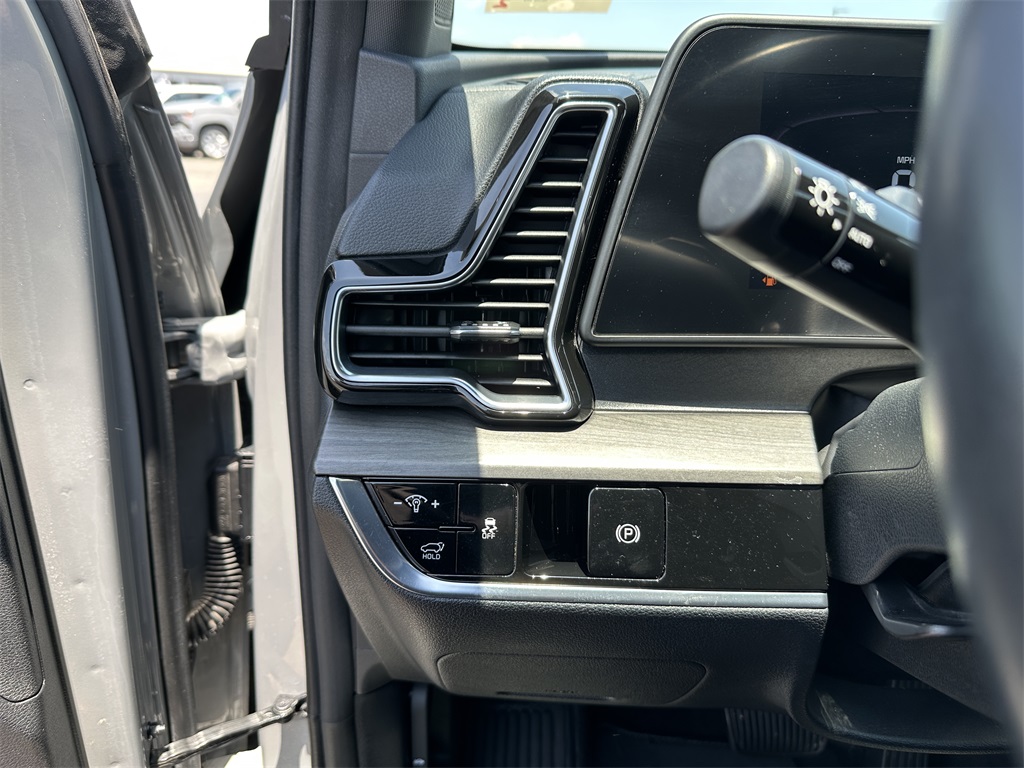 Vehicle image 21 of 31