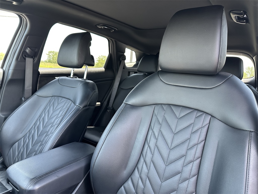 Vehicle image 12 of 31