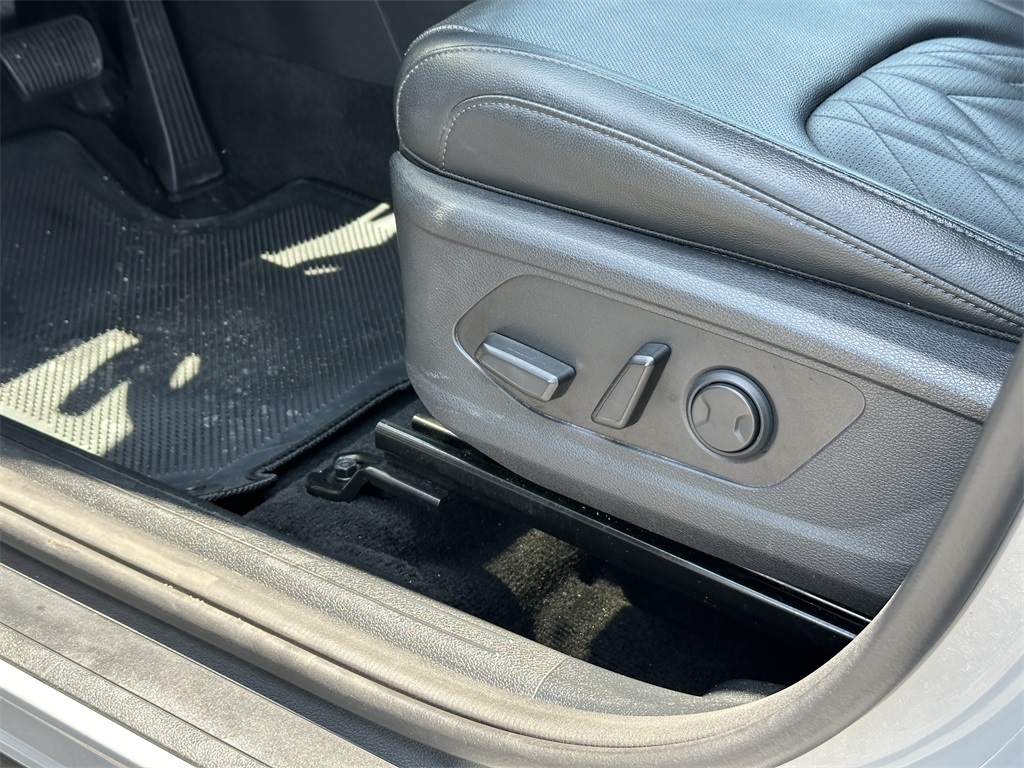 Vehicle image 24 of 31