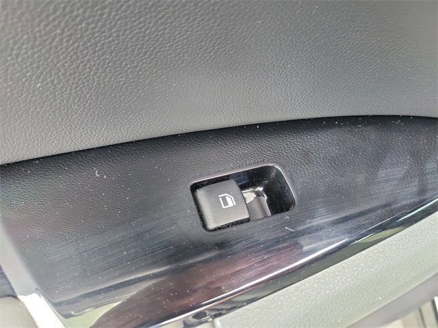 Vehicle image 17 of 34