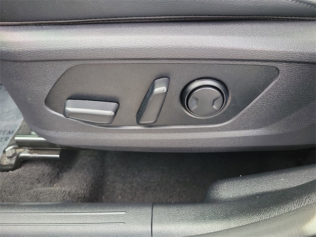 Vehicle image 19 of 34
