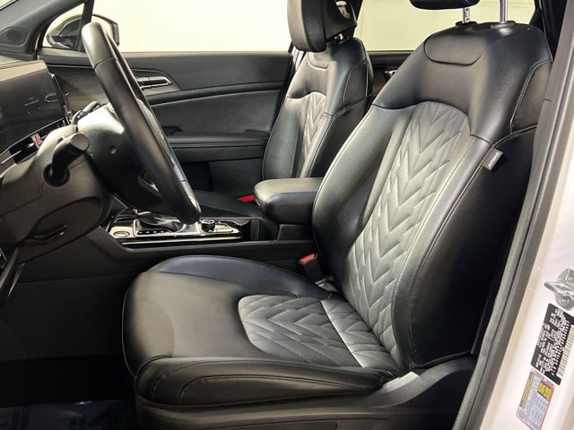 Vehicle image 8 of 33