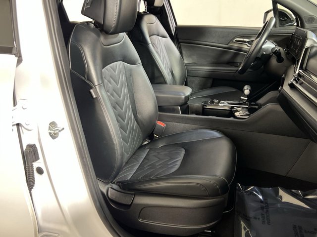Vehicle image 23 of 33