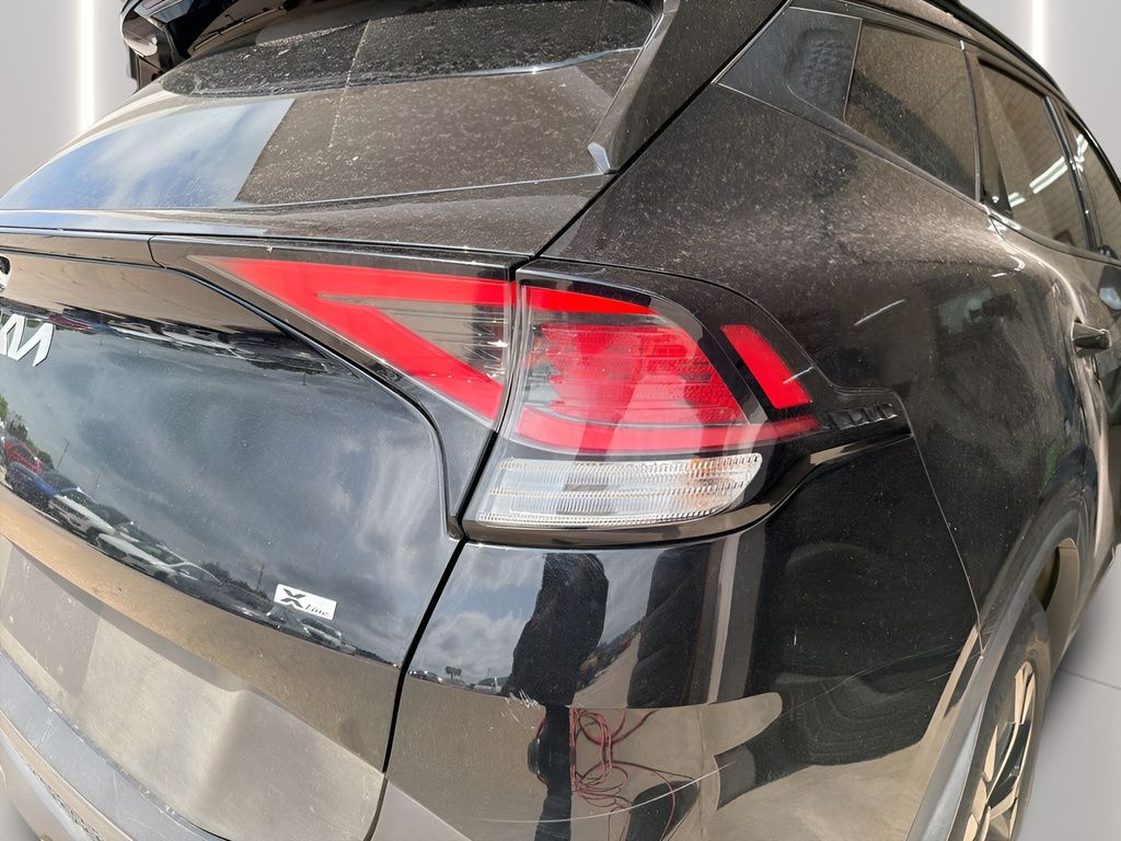 2023 Kia Sportage X-Line Image 2 of 25