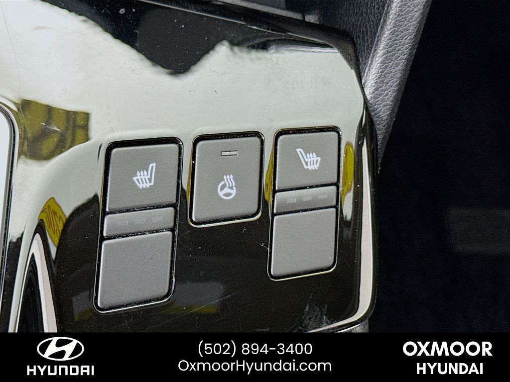 Vehicle image 21 of 32