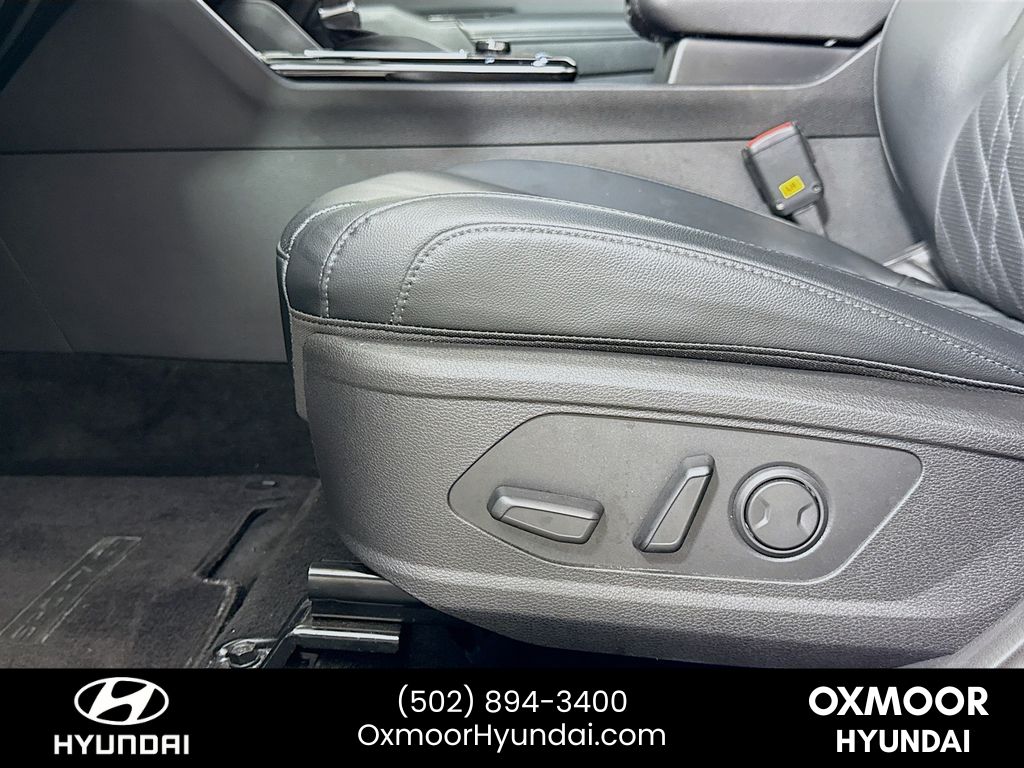 Vehicle image 20 of 32