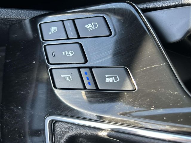Vehicle image 33 of 36