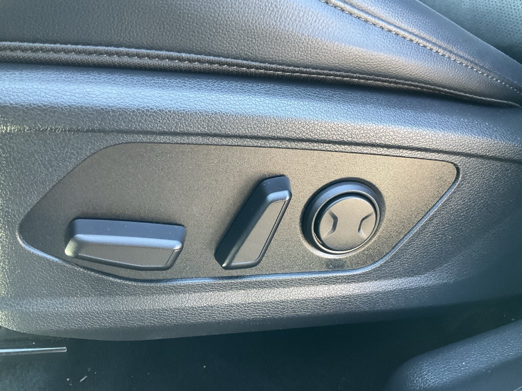 Vehicle image 27 of 31
