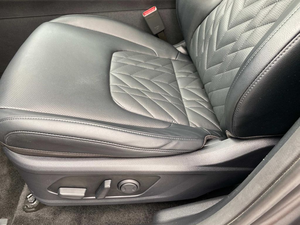 Vehicle image 23 of 30