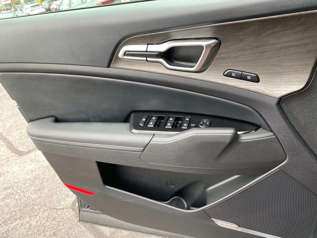 Vehicle image 21 of 30