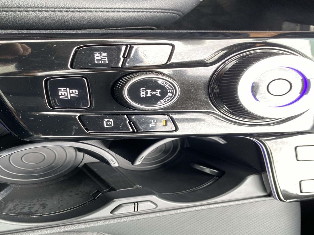 Vehicle image 17 of 30