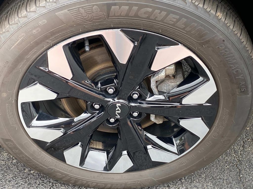 Vehicle image 27 of 30
