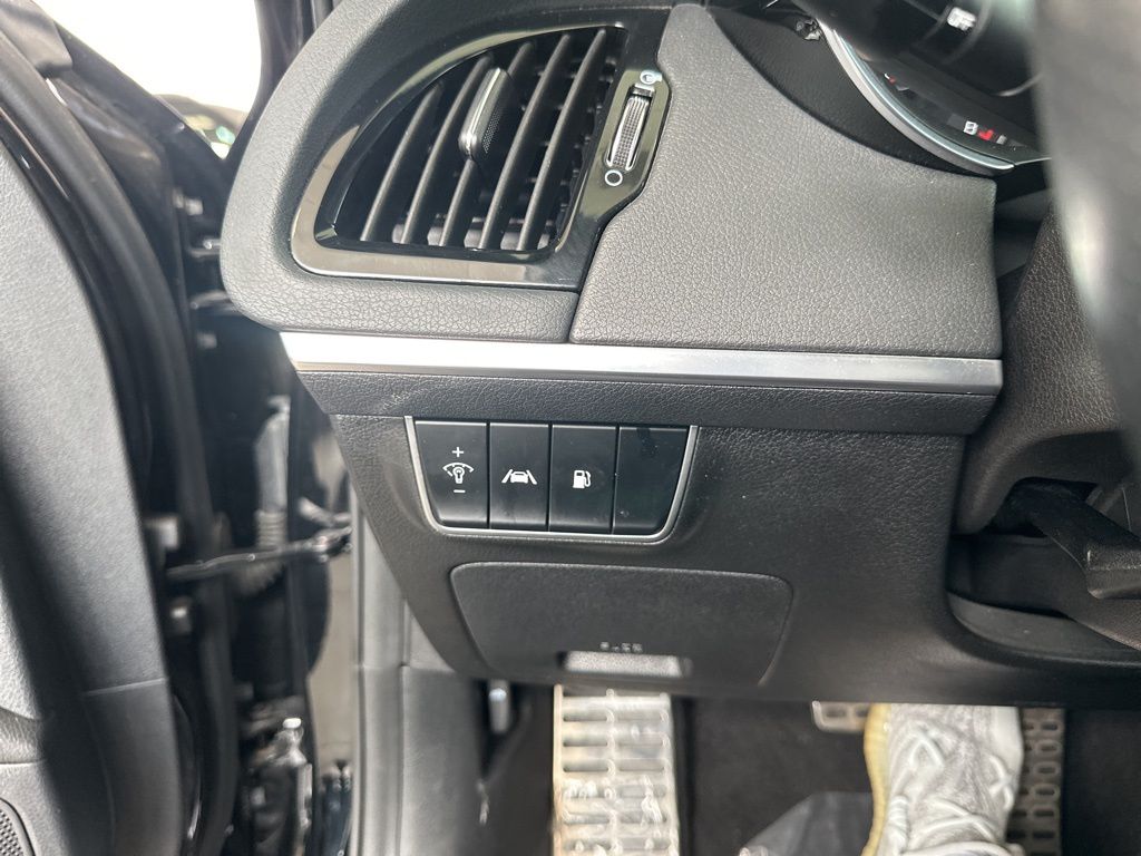 Vehicle image 14 of 18